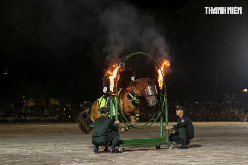 Mãn nhãn màn biểu diễn của cảnh sát đặc nhiệm, kỵ binh... tại Đại nội Huế- Ảnh 14. Mãn nhãn màn biểu diễn của cảnh sát đặc nhiệm, kỵ binh... tại Đại nội Huế- Ảnh 14.