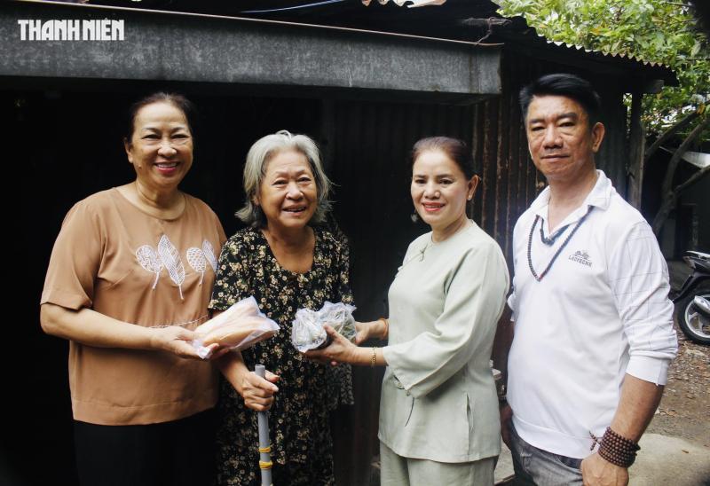 Từ 4 giờ đã chờ bữa sáng 0 đồng ở TP.HCM: ‘Mừng lắm, đỡ phải nhịn đói’ - Ảnh 5.