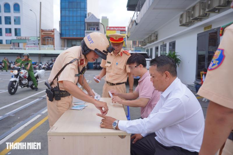 CSGT bất ngờ kiểm tra ma túy tài xế xe buýt, taxi ở TP.HCM - Ảnh 4.