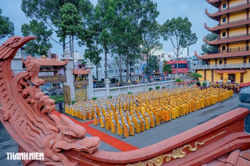 Tưởng niệm 63 năm Bồ tát Thích Quảng Đức tại tháp tôn trí xá lợi trái tim - Ảnh 2.