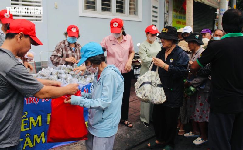 Từ 4 giờ đã chờ bữa sáng 0 đồng ở TP.HCM: ‘Mừng lắm, đỡ phải nhịn đói’ - Ảnh 1.