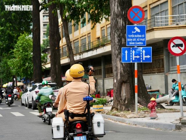Biển cấm dừng, cấm đỗ xe có áp dụng với xe máy? Nhiều người vẫn hiểu sai - Ảnh 1.