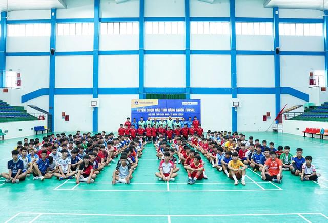 CLB Thái Sơn Nam: HLV Tây Ban Nha 'tìm vàng' từ hơn 2.600 thí sinh nam, nữ- Ảnh 1. CLB Thái Sơn Nam: HLV Tây Ban Nha 'tìm vàng' từ hơn 2.600 thí sinh nam, nữ- Ảnh 1.