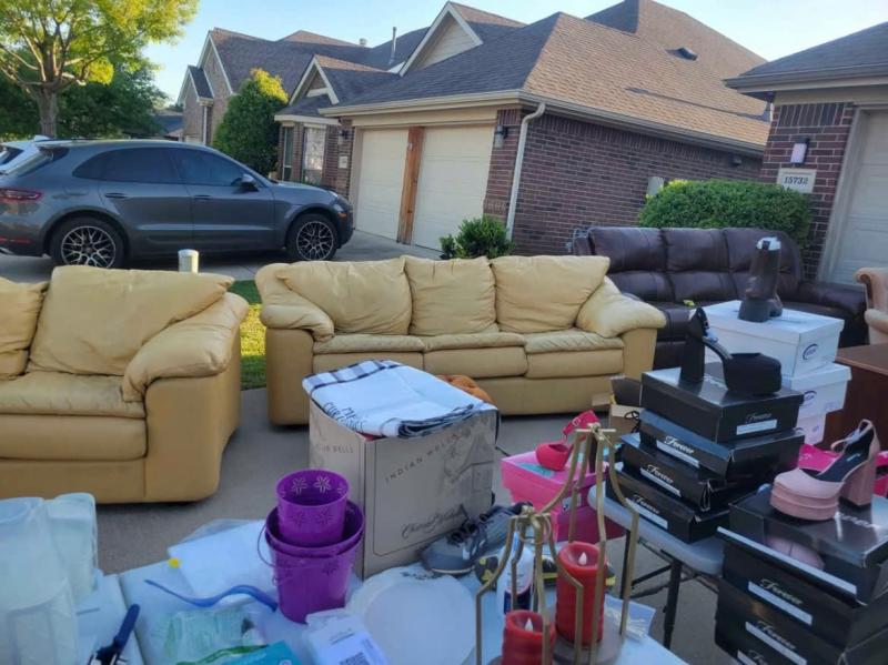 Người Việt ở Mỹ đi garage sale: nơi đồng xu 25 cent vẫn còn giá trị - Ảnh 1.