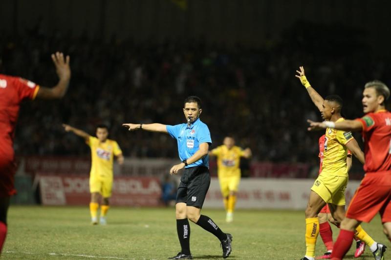 Trọng tài Malaysia bắt vòng cuối V-League: Không phải 3 trận đua trụ hạng, mà là trận có HLV Popov- Ảnh 1.