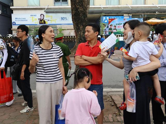Không chỉ tiếp sức thí sinh, tình nguyện viên còn làm điều đặc biệt ngoài cổng trường- Ảnh 1. Không chỉ tiếp sức thí sinh, tình nguyện viên còn làm điều đặc biệt ngoài cổng trường- Ảnh 1.