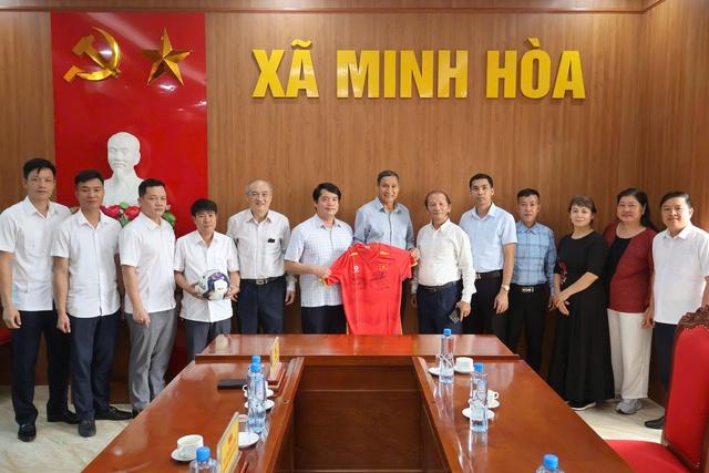 HLV Mai Đức Chung dùng tiền thưởng Anh hùng lao động ủng hộ đồng bào khó khăn- Ảnh 1.