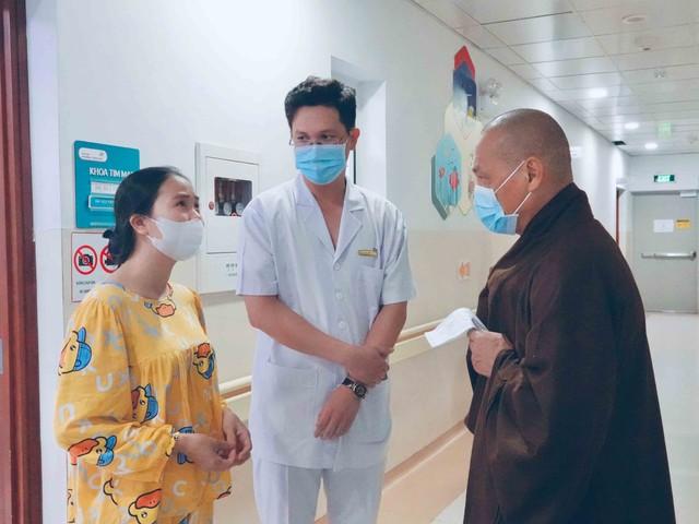 Những tờ biên lai viện phí mùa Phật đản khiến nhiều người xúc động - Ảnh 1.