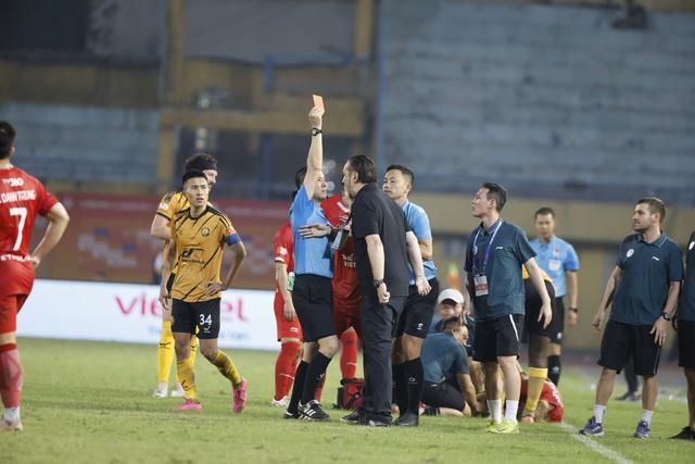 HLV Popov lại phản ứng trọng tài ngoại, dọa rời Thể Công Viettel và V-League: ‘Không bao giờ quay lại đây nữa’- Ảnh 1. HLV Popov lại phản ứng trọng tài ngoại, dọa rời Thể Công Viettel và V-League: ‘Không bao giờ quay lại đây nữa’- Ảnh 1.