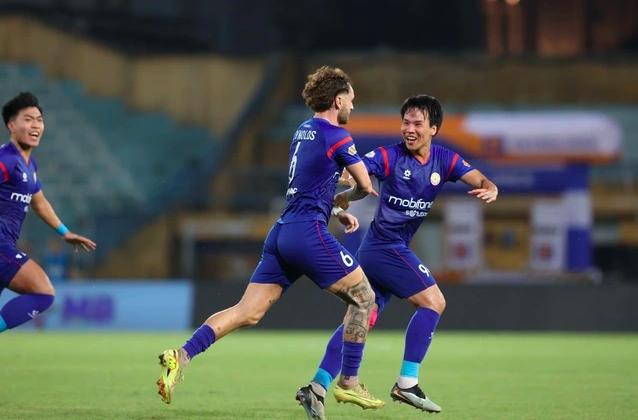 Ba đội cuối bảng cùng 21 điểm trước vòng chốt hạ V-League: Gay cấn đỉnh điểm!
- Ảnh 2.