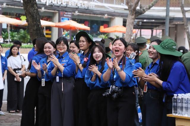 Không chỉ tiếp sức thí sinh, tình nguyện viên còn làm điều đặc biệt ngoài cổng trường- Ảnh 2. Không chỉ tiếp sức thí sinh, tình nguyện viên còn làm điều đặc biệt ngoài cổng trường- Ảnh 2.