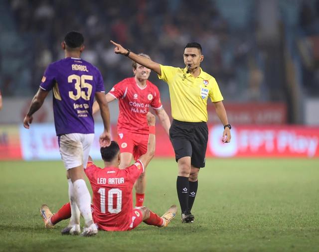 Trọng tài Malaysia và Thái Lan điều hành bán kết Cúp quốc gia: HLV Popov yên tâm chưa?- Ảnh 1. Trọng tài Malaysia và Thái Lan điều hành bán kết Cúp quốc gia: HLV Popov yên tâm chưa?- Ảnh 1.