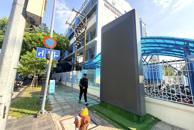 TP.HCM muốn tháo dỡ hàng loạt biển quảng cáo lấn chiếm vỉa hè- Ảnh 2. TP.HCM muốn tháo dỡ hàng loạt biển quảng cáo lấn chiếm vỉa hè- Ảnh 2.