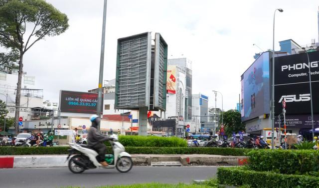 TP.HCM muốn tháo dỡ hàng loạt biển quảng cáo lấn chiếm vỉa hè- Ảnh 3. TP.HCM muốn tháo dỡ hàng loạt biển quảng cáo lấn chiếm vỉa hè- Ảnh 3.
