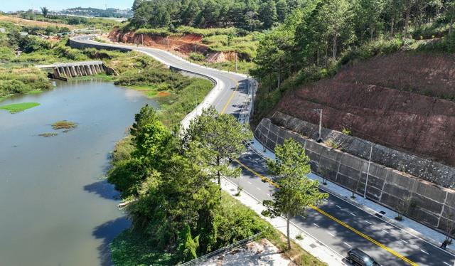 Đề xuất thêm bến thuyền, sân bay trực thăng để du lịch hồ Tuyền Lâm 'cất cánh'- Ảnh 4. Đề xuất thêm bến thuyền, sân bay trực thăng để du lịch hồ Tuyền Lâm 'cất cánh'- Ảnh 4.