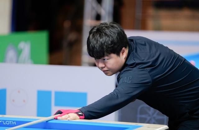 Billiards: Đánh bại 'huyền thoại' Bỉ, Bao Phương Vinh thẳng tiến vòng knock-out với ngôi nhất bảng- Ảnh 2. Billiards: Đánh bại 'huyền thoại' Bỉ, Bao Phương Vinh thẳng tiến vòng knock-out với ngôi nhất bảng- Ảnh 2.