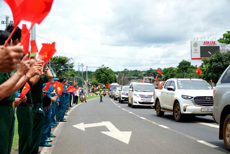 An táng 27 hài cốt liệt sĩ hồi hương từ Campuchia về Đắk Lắk- Ảnh 1.