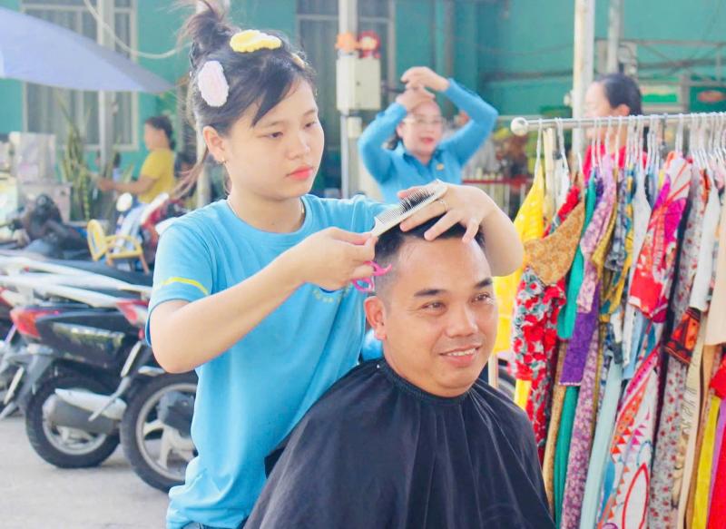 TP.HCM nghĩa tình: Người dân bất ngờ nhận ‘gấp đôi’ niềm vui- Ảnh 1.