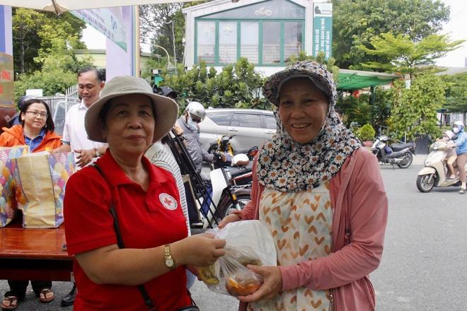 TP.HCM nghĩa tình: Người dân bất ngờ nhận ‘gấp đôi’ niềm vui- Ảnh 4.
