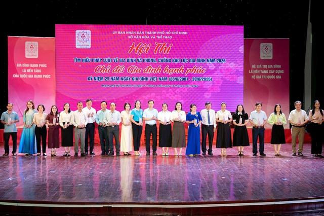 TP.HCM: 152 đội thi tìm hiểu pháp luật về phòng chống bạo lực gia đình- Ảnh 3. TP.HCM: 152 đội thi tìm hiểu pháp luật về phòng chống bạo lực gia đình- Ảnh 3.