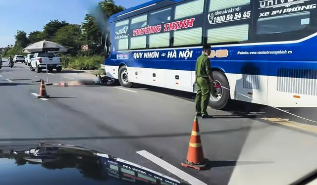 Va chạm với ô tô khách, người đàn ông đi xe máy tử vong- Ảnh 1. Va chạm với ô tô khách, người đàn ông đi xe máy tử vong- Ảnh 1.